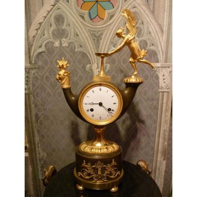 Pendule Empire, forme lampe à huile, signée Griebel à Paris, début 19ème siècle
