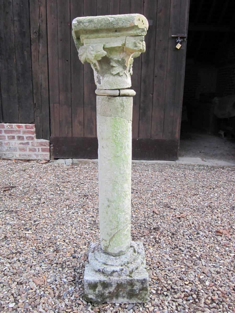 Colonne en pierre gothique