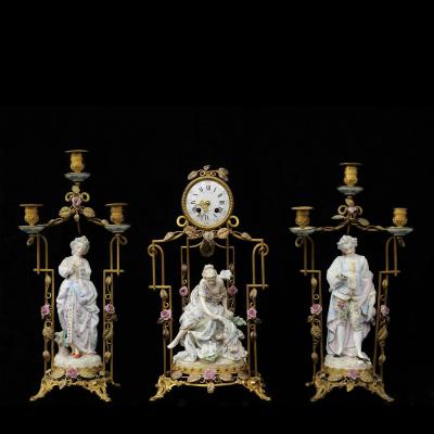 Ravissante Garniture De Cheminée En Porcelaine Et Bronze Doré