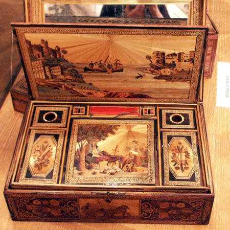 Boite en marqueterie de Paille (travail de Bagnard)