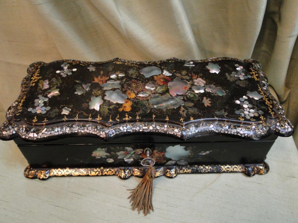 Boite à Gants En Papier Mache Et Nacre Napoleon III