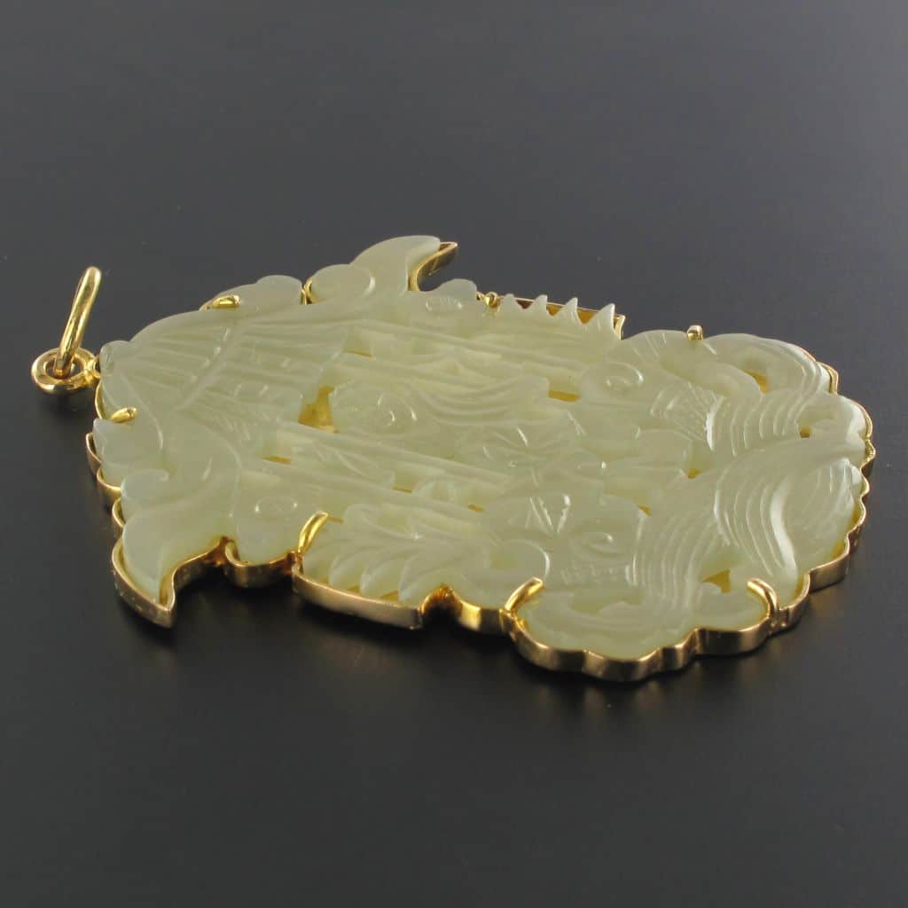 Pendentif ancien serti à 6 griffes sur une plaque d'or lisse au dos d'un jade de couleur vert d'eau. (c) BAUME, proantic