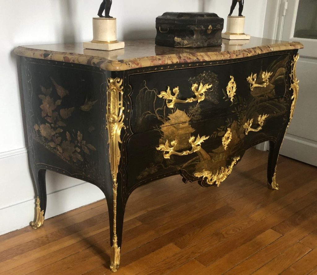 A typically Louis-XV stamped drawer chest in lacquer by Mathieu Criaerd (1689-1776).