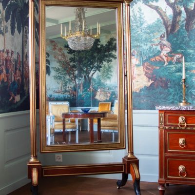 This psyche dressing mirror in mahogany is attributed to Guillaume Beneman. Presented by Igra Lignum antiques dealer.