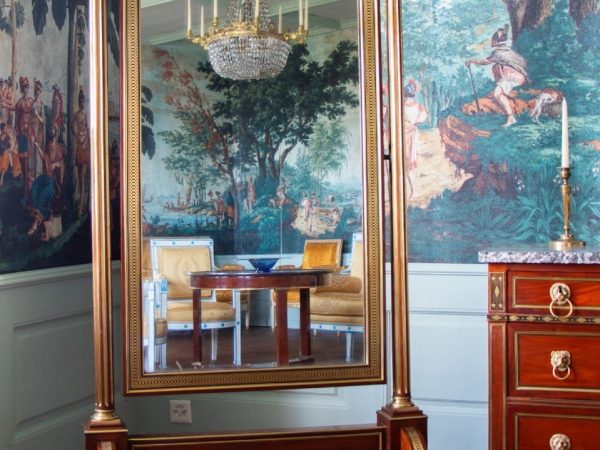This psyche dressing mirror in mahogany is attributed to Guillaume Beneman. Presented by Igra Lignum antiques dealer.