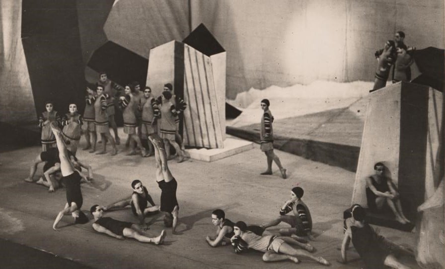 Le Train Bleu, a ballet full of stripes in the decor and the costumes designed by Coco Chanel. The premiere took place in 1924.