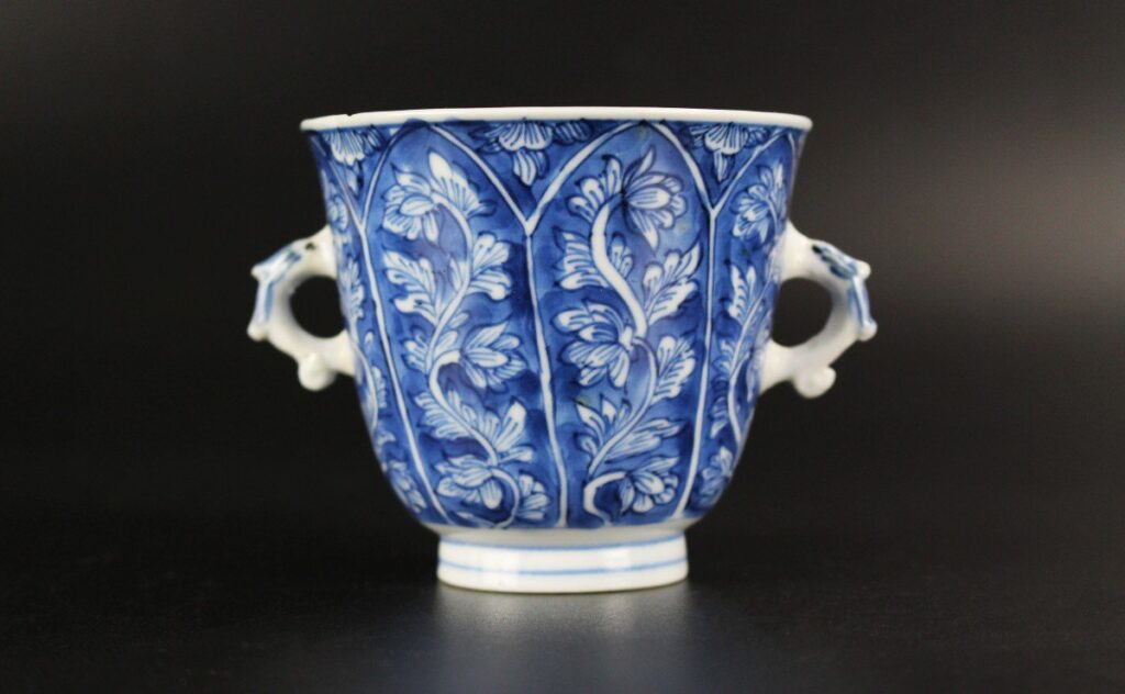 A chocolate cup in blue and white porcelain of the Kangxi period (1661-1722). With two loop handles. It originally had a lid.