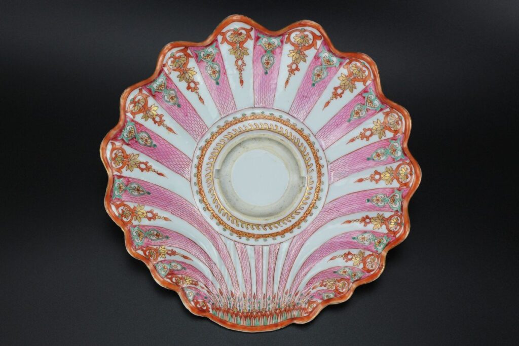 Mancerina chocolate saucer in Famille Rose porcelain. Qianlong period circa 1170. Diameter of 21.6 cm.