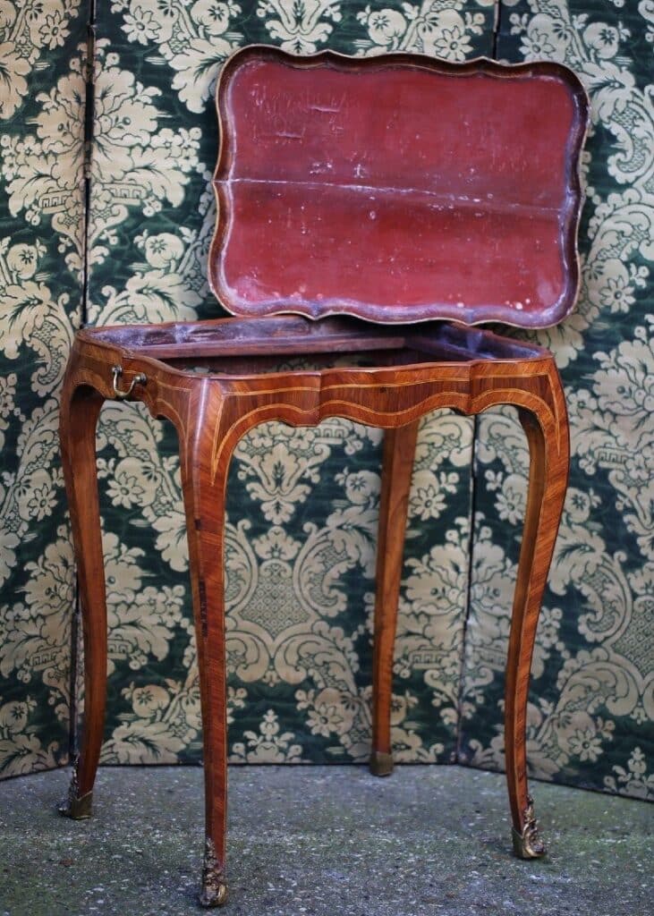 Louis-XV period cabaret table with a removable wood tray in red lacquer and side handles. Formerly in the Jacques Guerlain collection.