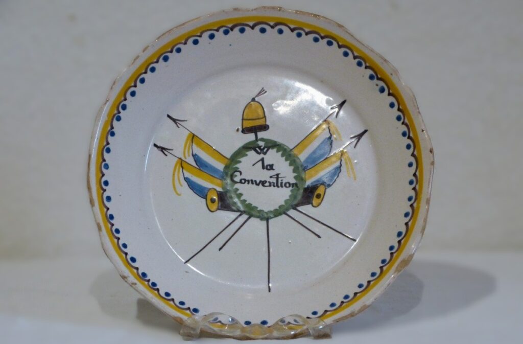 Long live the Convention, a Nevers faience with two French flags, a Phrygian cap, and firve spears.
