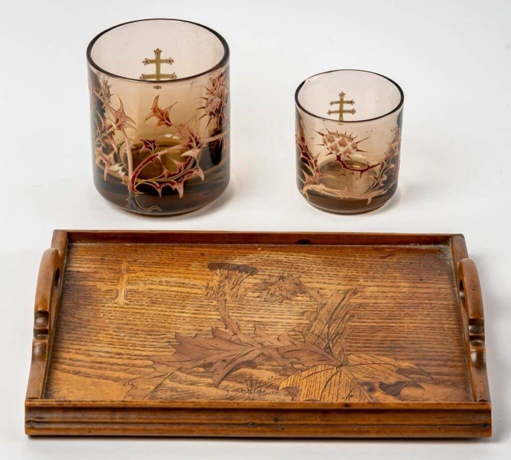 Smokers set by Emile Gallé: two glasses and an inlaid tray, each one carrying the cross of Lorraine and a thistle.
