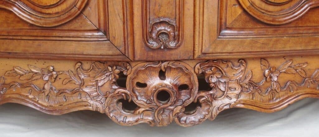 Scalloped and sculpted crosspiece with large openwork shell