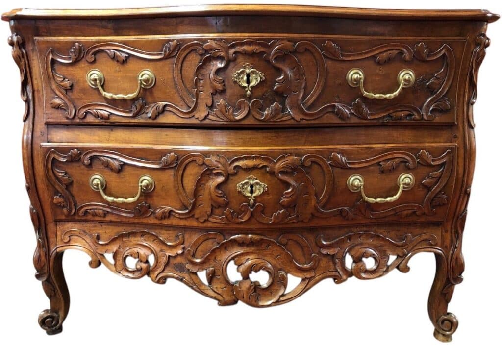 Commode galbée (curved chest of drawers), a Nîmoise from Provence like a sauteuse commode on short legs. 18th century, in walnut with gilt bronze mounts.