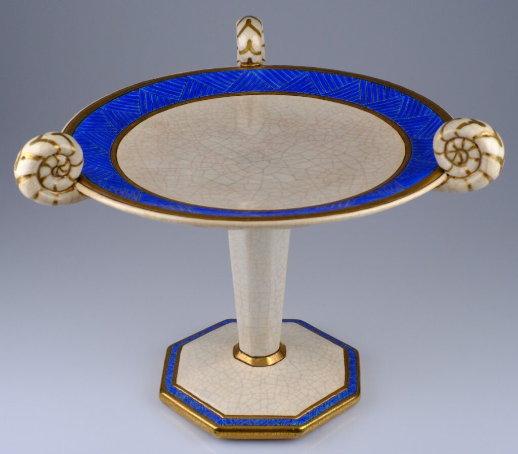 All the charm of a crackled glaze magnified by the simple lines and colors (white, blue, gold). Contrasted circular and angular shapes.