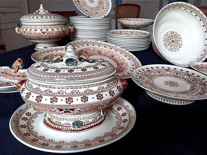 Henri II dinner service in fine earthenware with 44 pieces. Renaissance-style decor in sepia and green.