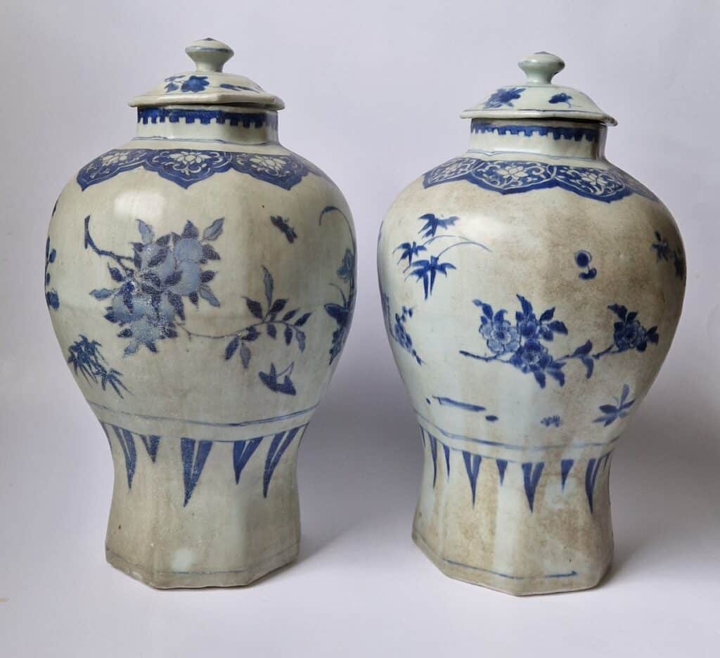 A pair of blue-and-white porcelain covered jars from the Hatcher cargo found in 1983. The shipwreck happened around 1643-1646 near the waters of Batavia.