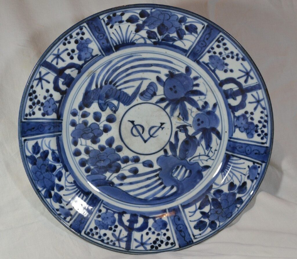 Late 17th-century Arita porcelain charger inspired by Chinese Kraak porcelain. With the VOC mark as such dishes were for high-ranking staff of the Dutch Vereenigde Oostindische Compagnie.