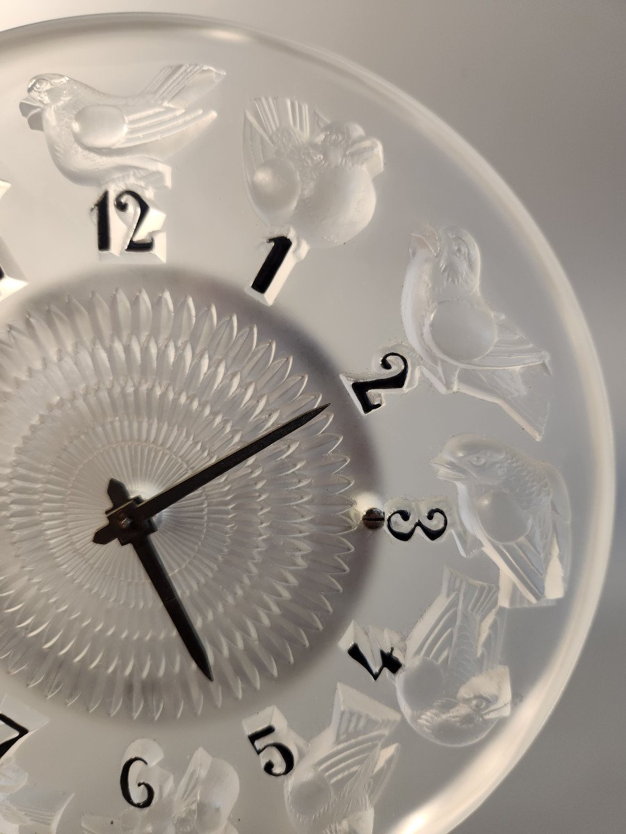 Rare Pendule René Lalique Art Déco En Verre Préssé Moulé Modèle "rossignols" Mvt Oméga 8 Jours-photo-3