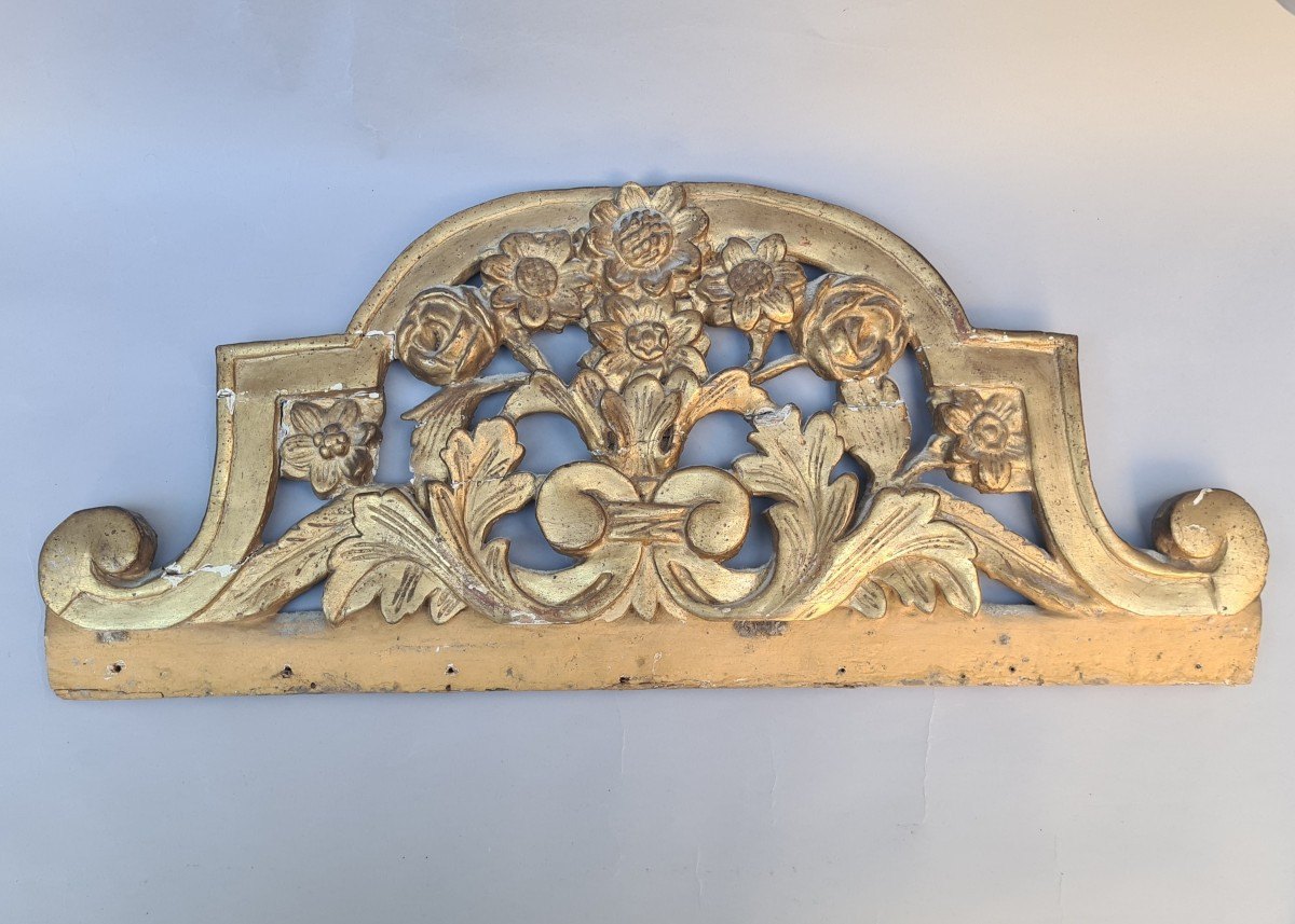 Fronton en bois doré 