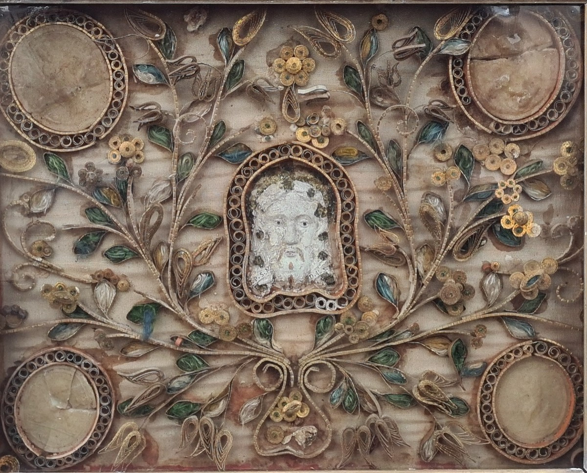 Paperolle avec médailles en cire