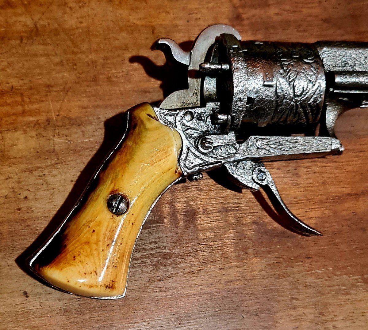 Original 13 cms Revolver De Poche a broche type lefaucheux Pistolet Travaillé Sculpté Crosse En Ivoire XIXe fusil arme armes pin fire -photo-6