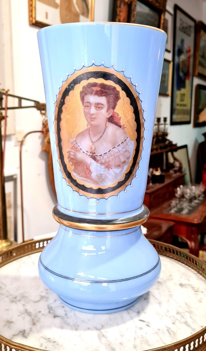 Important Opaline Vase And Gold Cristallerie De Baccarat Ou Saint Louis Nineteenth Medallion