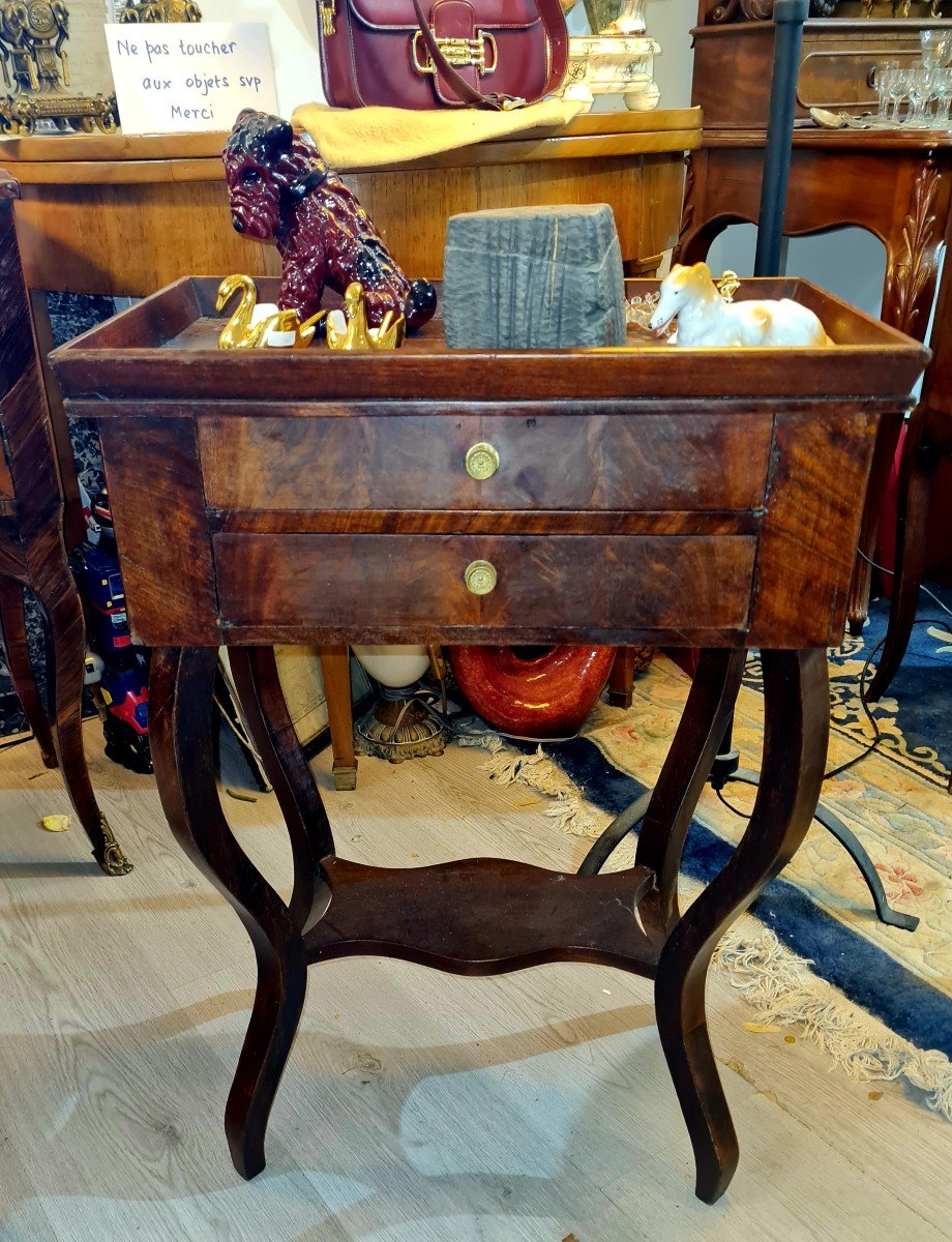 Mahogany 19th Century Living Room Table Between Two Workers Cabaret Tray