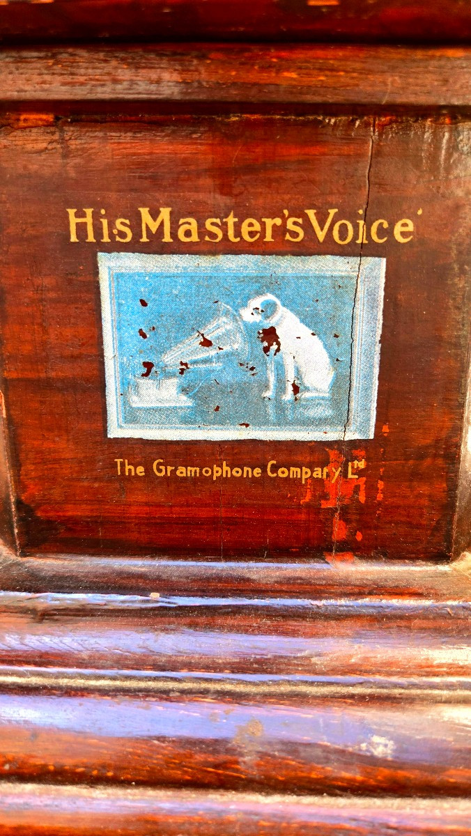 Gramophone avec son pavillon  fonctionne 