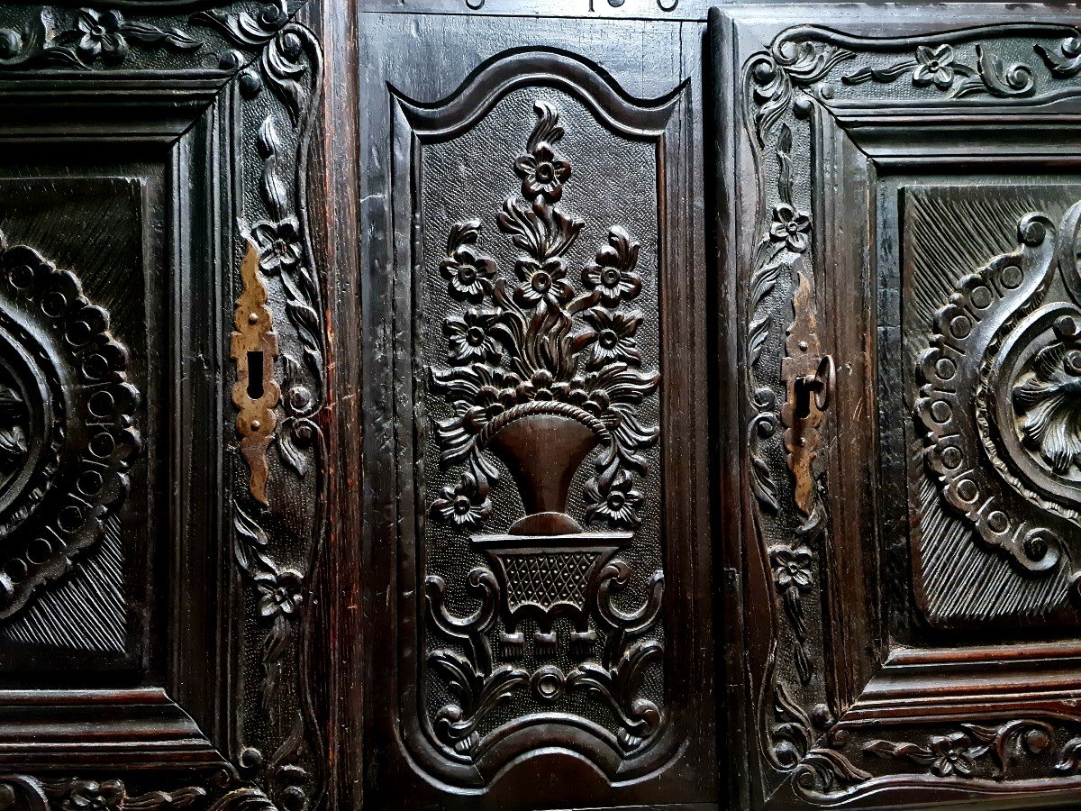 BUFFET CABINET  de mariage Sculpté rare  croix de saint Louis   vase empire et bouquet de fleurs  QUATRE PORTES Daté 1810  EMPIRE NAPOLEON 1er sculpture napoléon militaria militaire  -photo-3