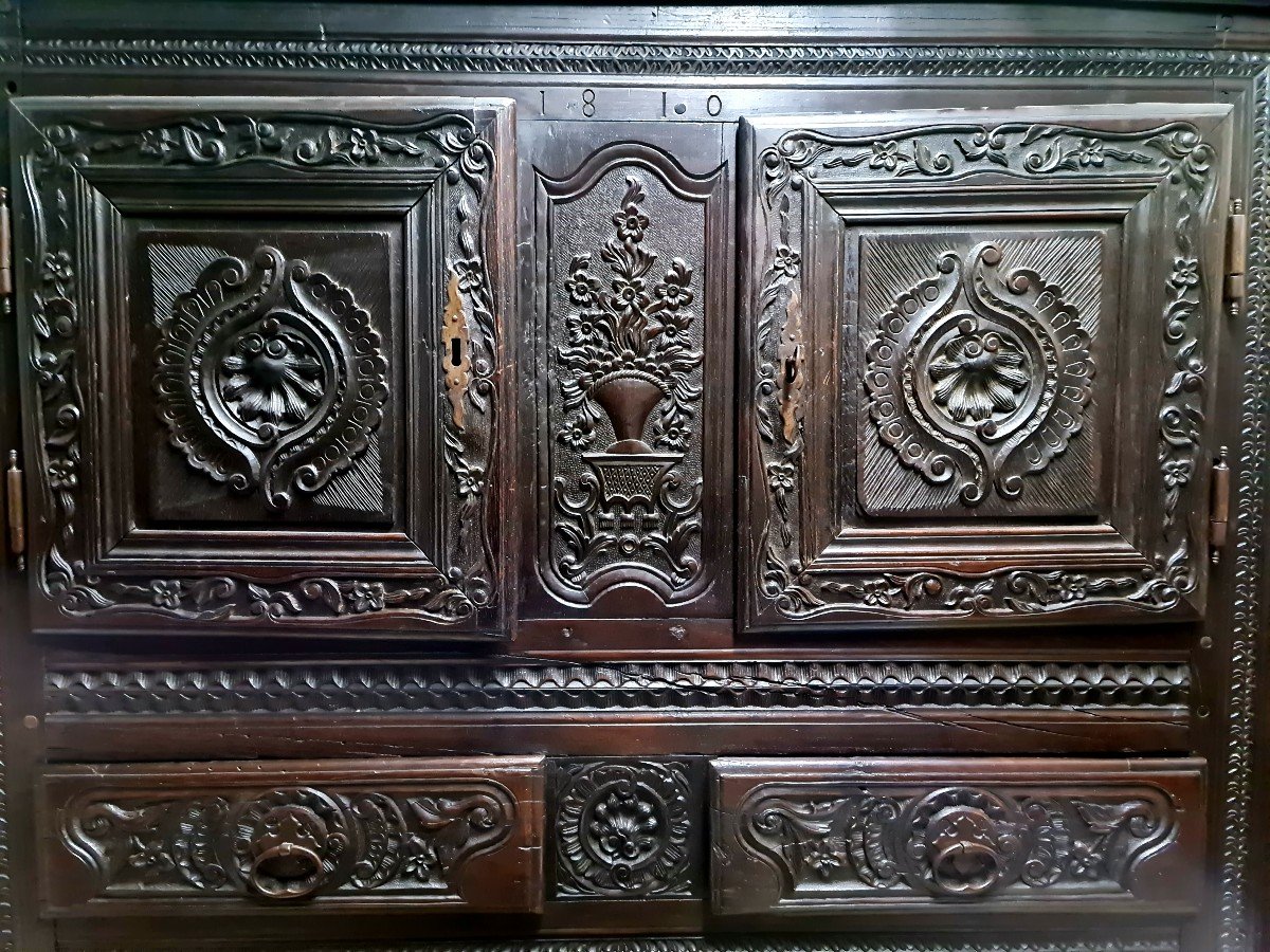BUFFET CABINET  de mariage Sculpté rare  croix de saint Louis   vase empire et bouquet de fleurs  QUATRE PORTES Daté 1810  EMPIRE NAPOLEON 1er sculpture napoléon militaria militaire  -photo-5