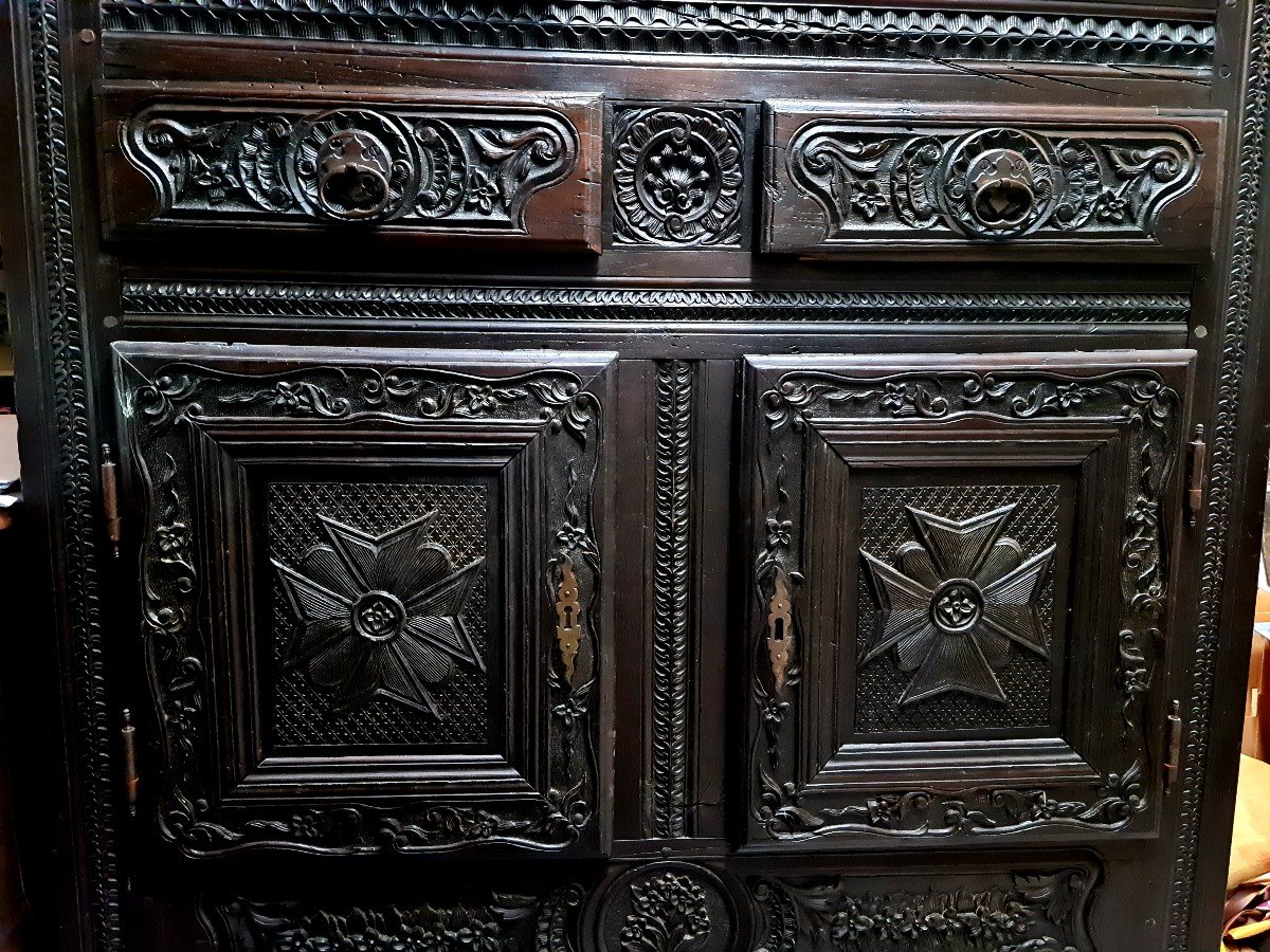 BUFFET CABINET  de mariage Sculpté rare  croix de saint Louis   vase empire et bouquet de fleurs  QUATRE PORTES Daté 1810  EMPIRE NAPOLEON 1er sculpture napoléon militaria militaire  -photo-7