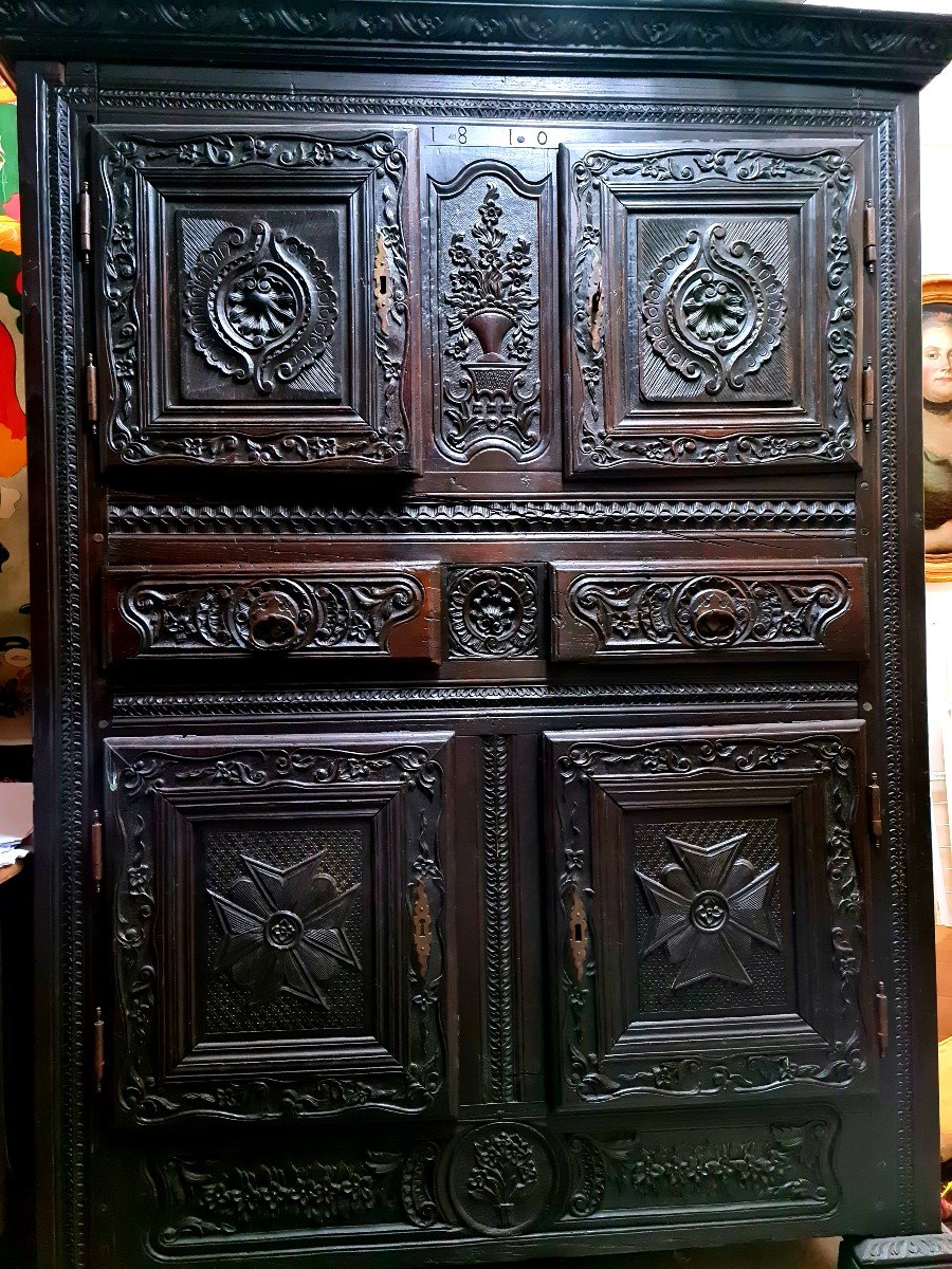 BUFFET CABINET  de mariage Sculpté rare  croix de saint Louis   vase empire et bouquet de fleurs  QUATRE PORTES Daté 1810  EMPIRE NAPOLEON 1er sculpture napoléon militaria militaire  