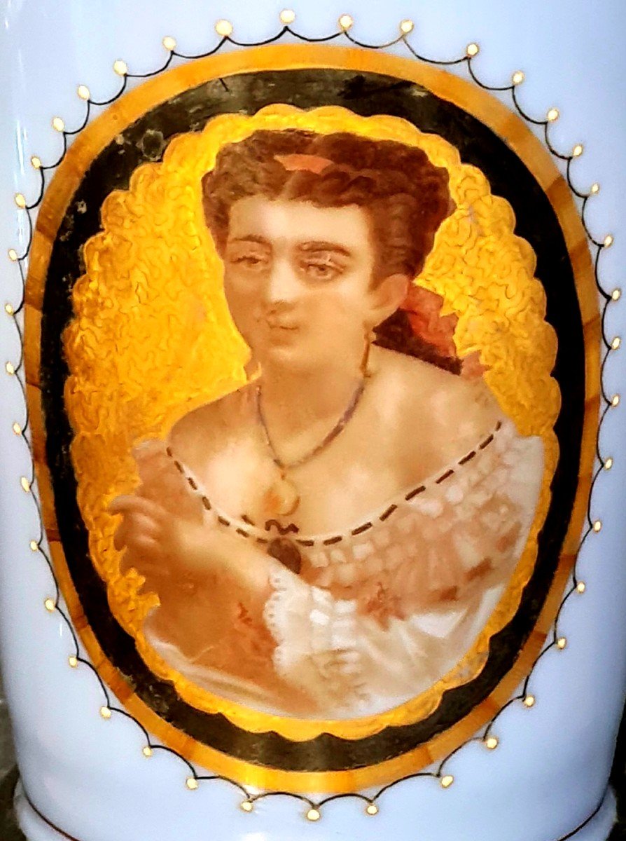 Grand Vase production  de st louis circa XIX Eme  Portrait En Buste Opaline  