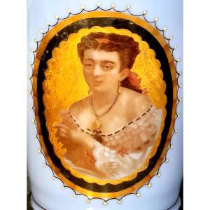 Grand Vase production  de st louis circa XIX Eme  Portrait En Buste Opaline  