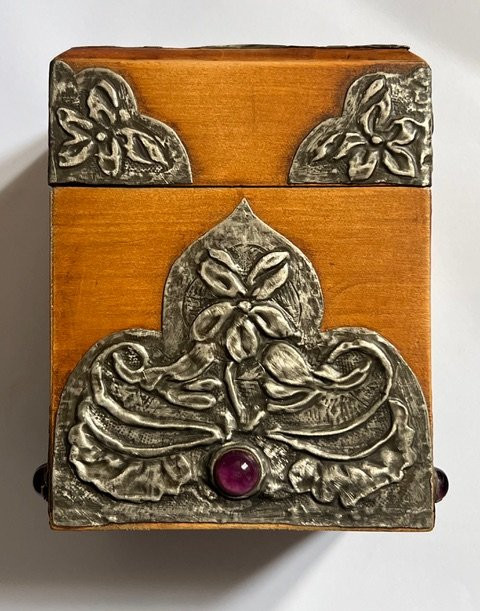 Bo&icirc;te pour cartes &agrave; jouer en bois, appliques d'&eacute;tain et cabochons-photo-1