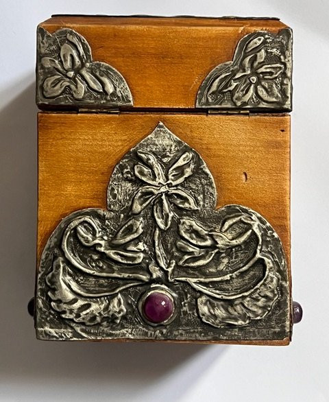Bo&icirc;te pour cartes &agrave; jouer en bois, appliques d'&eacute;tain et cabochons-photo-2