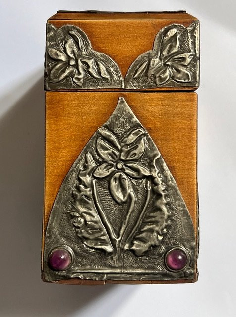 Bo&icirc;te pour cartes &agrave; jouer en bois, appliques d'&eacute;tain et cabochons-photo-3