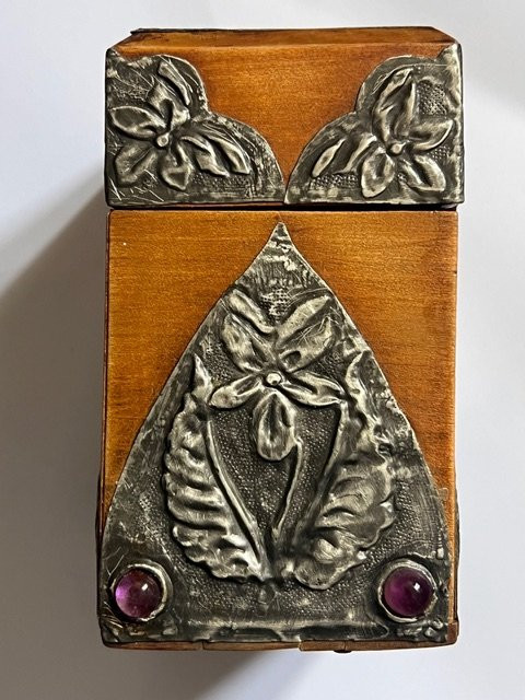 Bo&icirc;te pour cartes &agrave; jouer en bois, appliques d'&eacute;tain et cabochons-photo-4