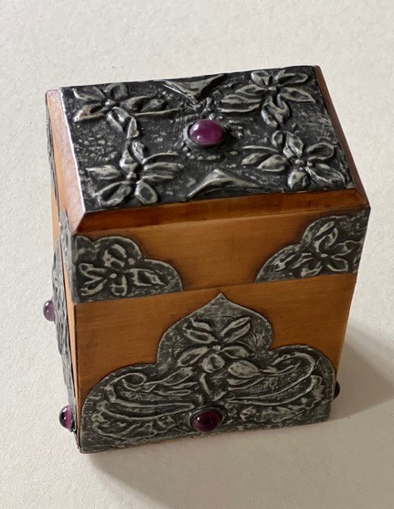 Bo&icirc;te pour cartes &agrave; jouer en bois, appliques d'&eacute;tain et cabochons
