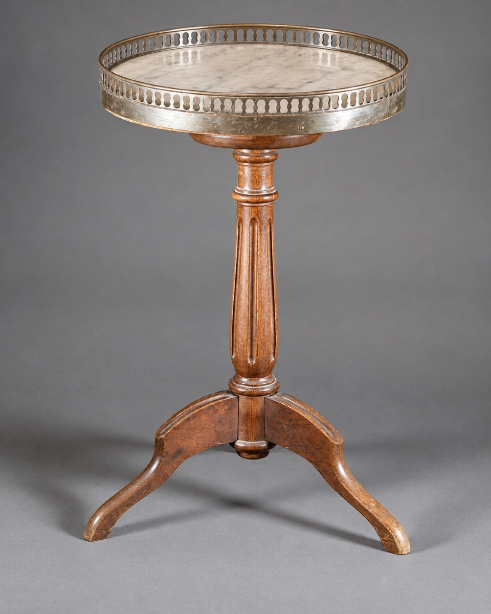 Petit guéridon tripode de style Louis XVI en noyer, marbre blanc et laiton – XIXe / XXe siècle