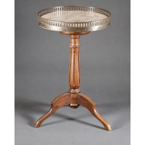 Petit guéridon tripode de style Louis XVI en noyer, marbre blanc et laiton – XIXe / XXe siècle