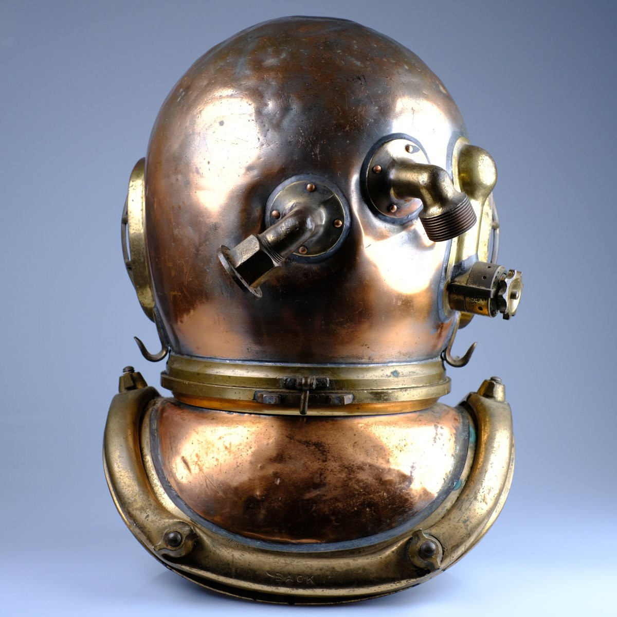 SIEBE GORMAN and Co.- Londres. Casque de scaphandrier en cuivre, six boulons. Scaphandre Dinant-photo-3