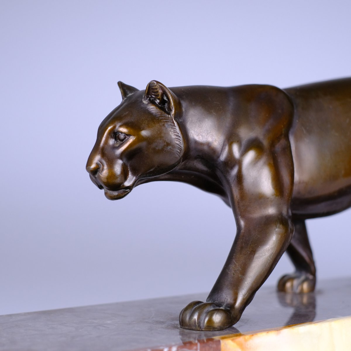 Marcel Leducq. Panthère Art Déco en métal patine bronze mordorée. Signée. France Circa 1930.-photo-1