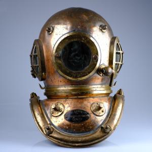 SIEBE GORMAN and Co.- Londres. Casque de scaphandrier en cuivre, six boulons. Scaphandre Dinant