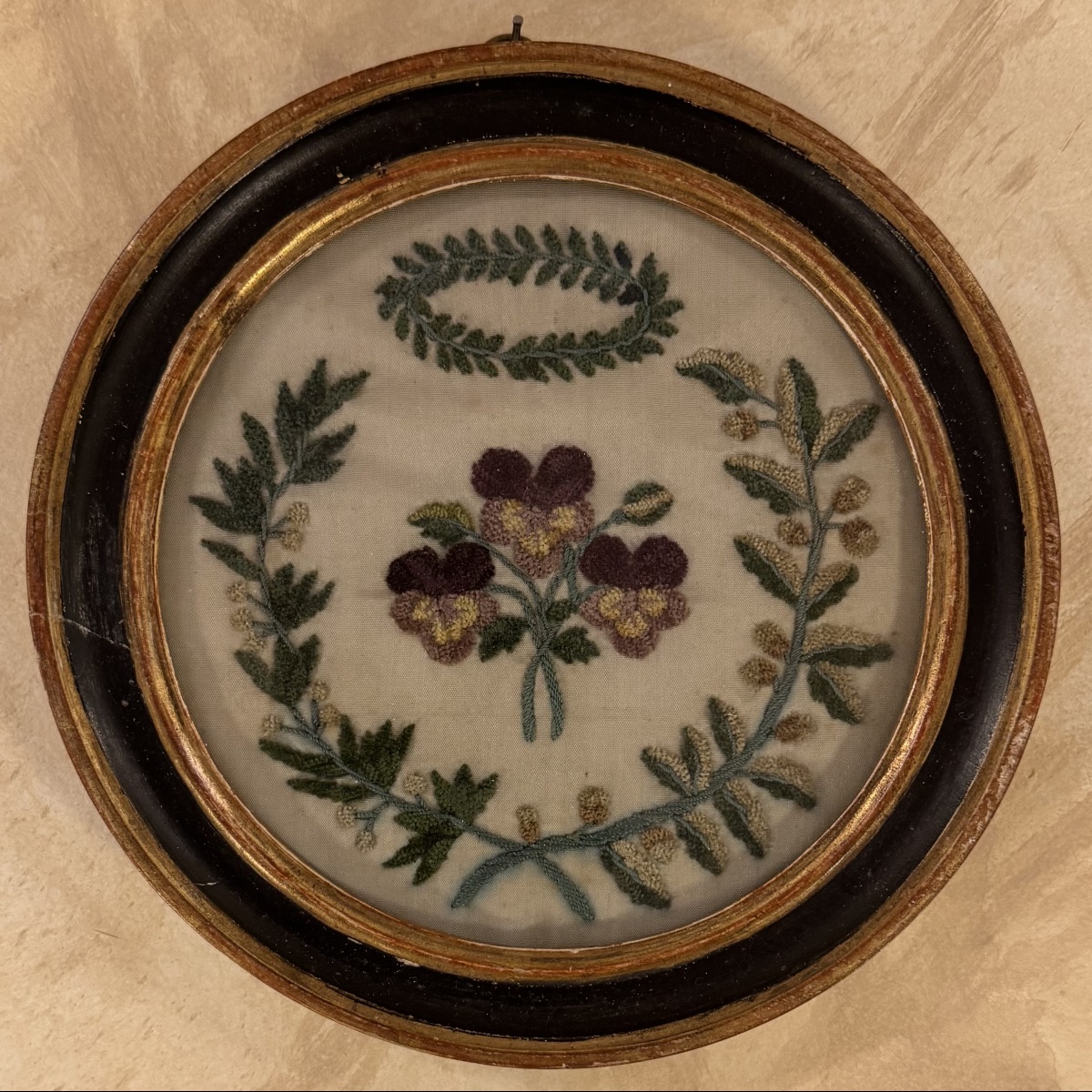 Broderie en fils de soie chenillée XIXème
