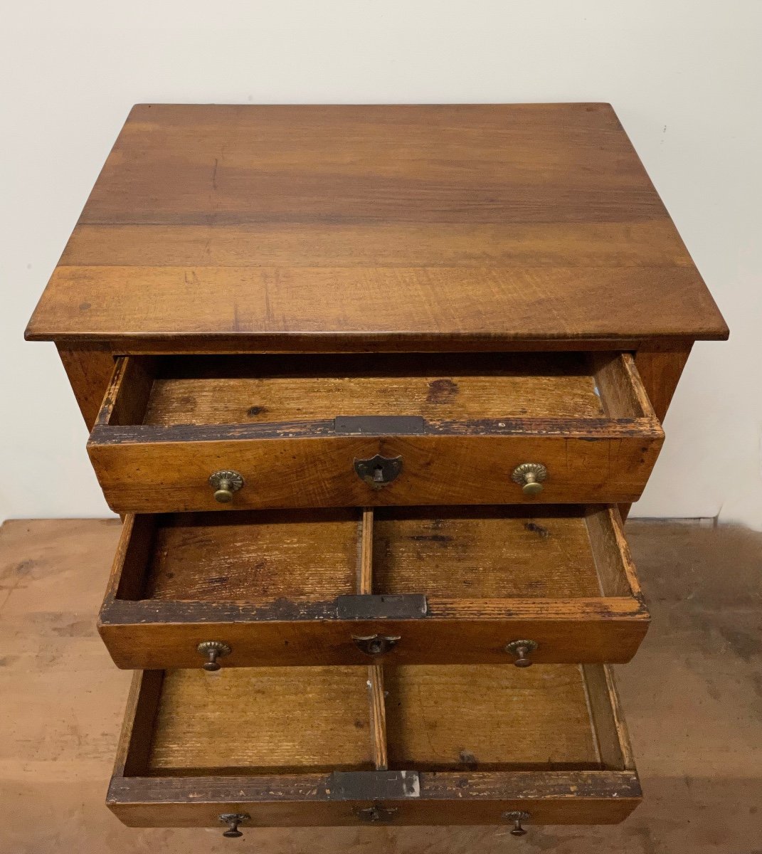 Chiffonniere Table In Walnut-photo-3