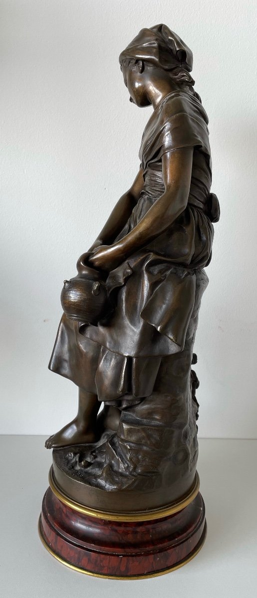 Jeune femme à la cruche cassée  , Sculpture En Bronze sur un socle tournant -photo-3