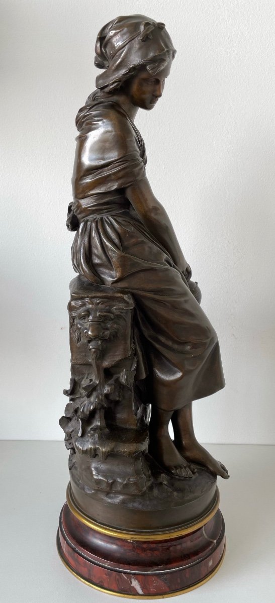 Jeune femme à la cruche cassée  , Sculpture En Bronze sur un socle tournant -photo-1