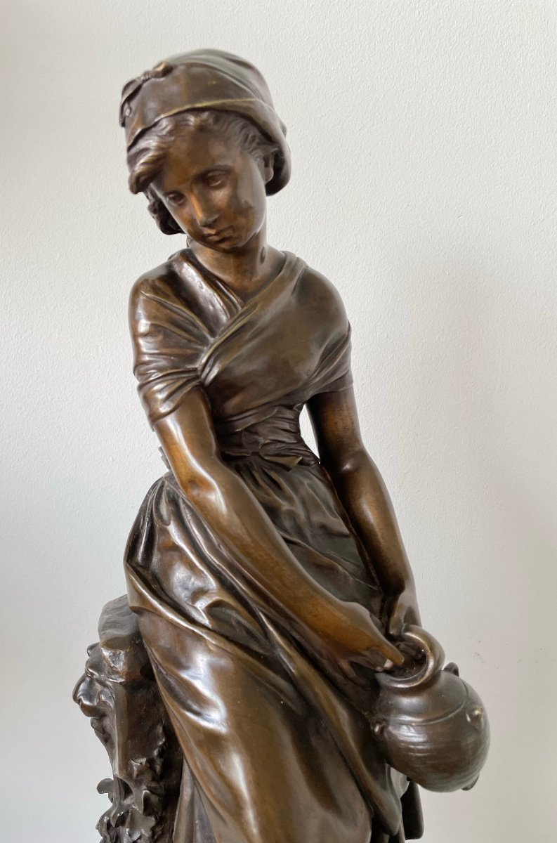 Jeune femme à la cruche cassée  , Sculpture En Bronze sur un socle tournant -photo-3