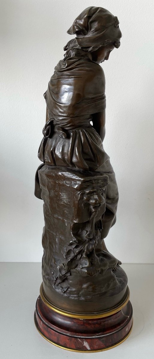 Jeune femme à la cruche cassée  , Sculpture En Bronze sur un socle tournant -photo-5